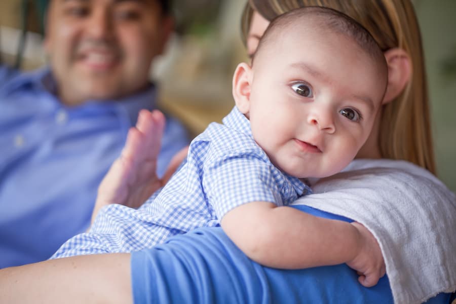 provocando el eructo al bebe