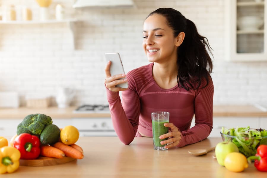 mujer tomando batidos para adelgazar